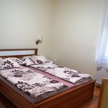Henrietta - Violetta Apartman Хайдусобосло Экстерьер фото