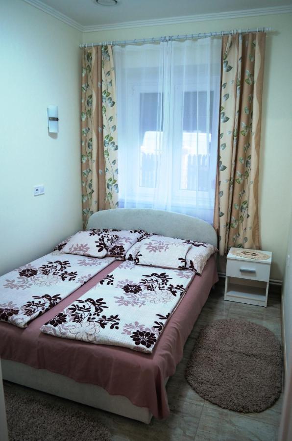 Henrietta - Violetta Apartman Хайдусобосло Экстерьер фото