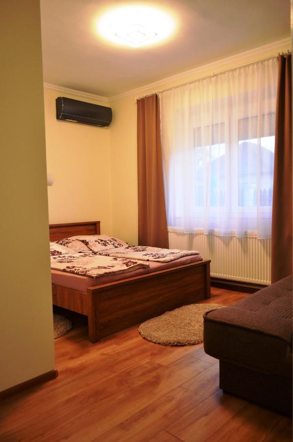Henrietta - Violetta Apartman Хайдусобосло Экстерьер фото