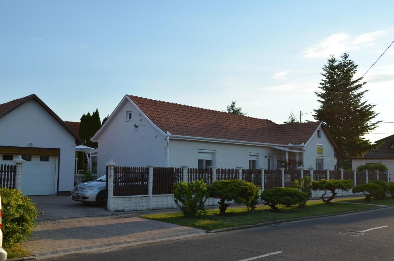 Henrietta - Violetta Apartman Хайдусобосло Экстерьер фото