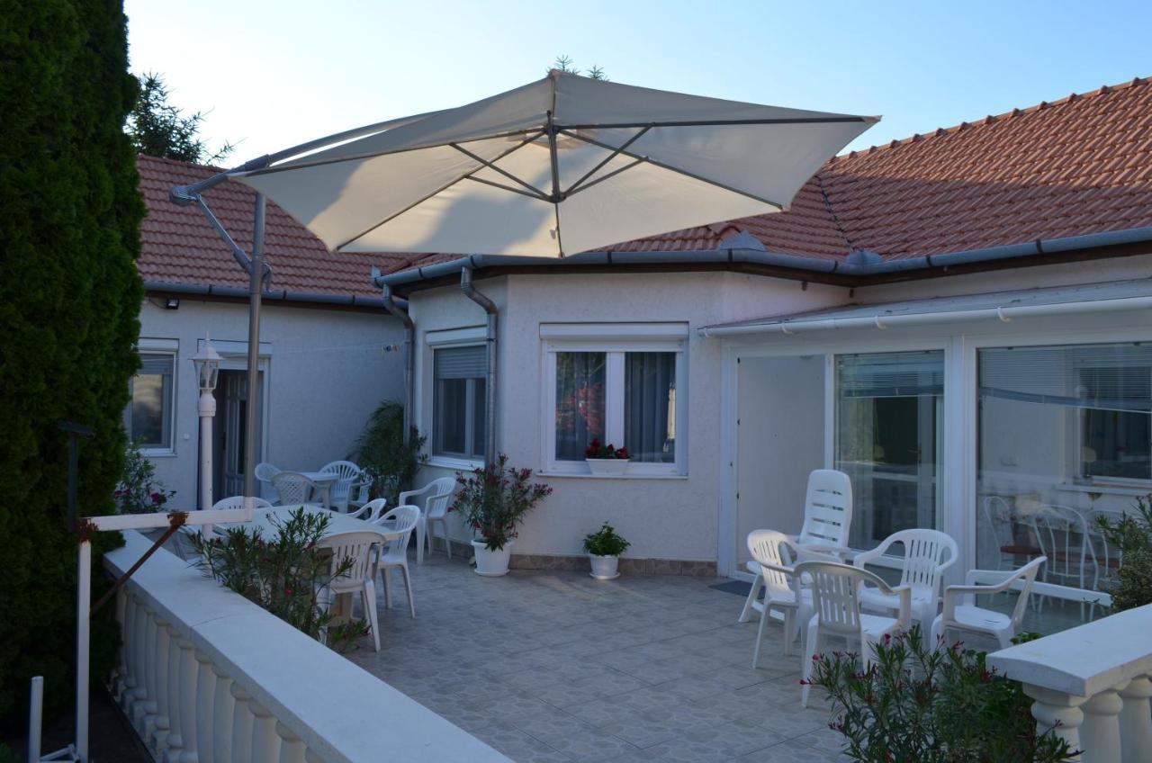 Henrietta - Violetta Apartman Хайдусобосло Экстерьер фото